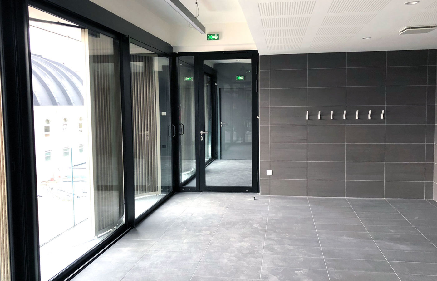 svf_Cloison-fixe-et-Porte-coupe-feu-vitrée-2V-tiercées-2-Couv